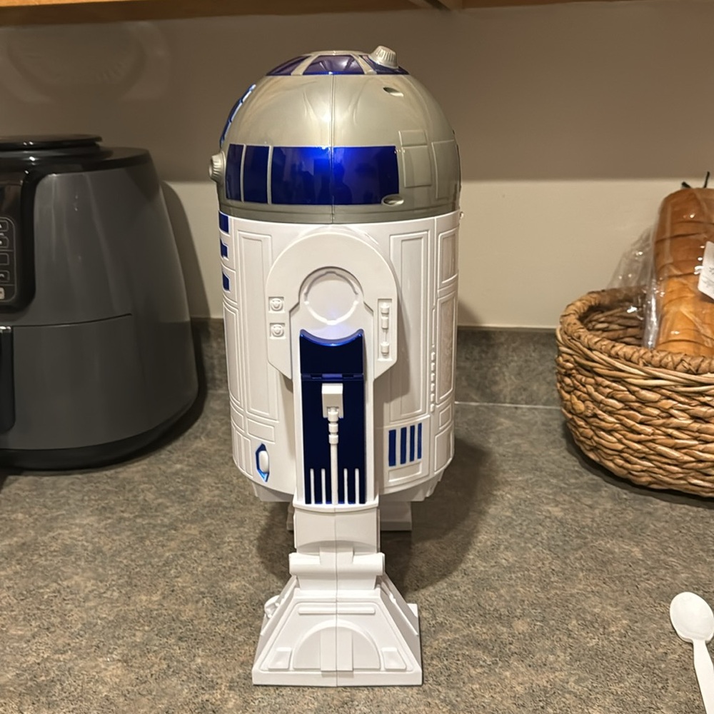 Collectors: 2024 AMC Star Wars R2D2 popcorn bucket +drink container w/ straw lid - Picture 3 of 8